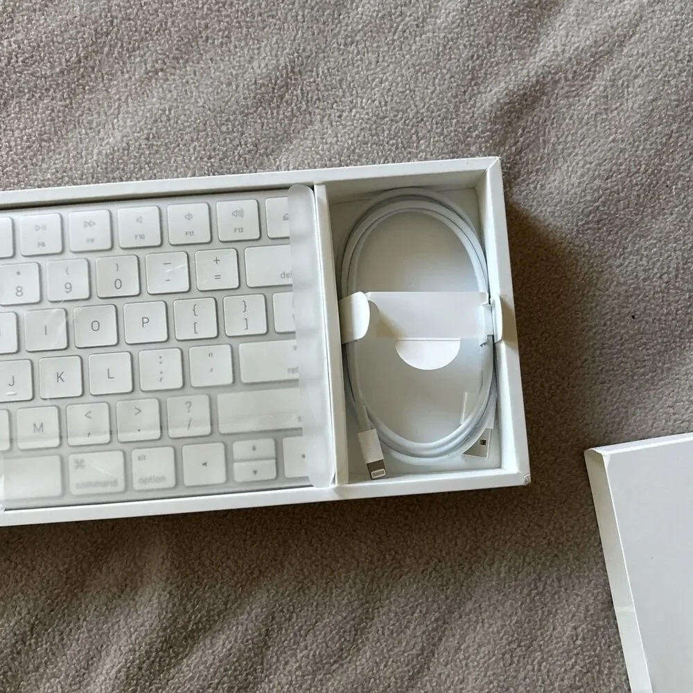 MINT Apple Bluetooth Magic Keyboard A1644 White Pre-Owned Cable Included